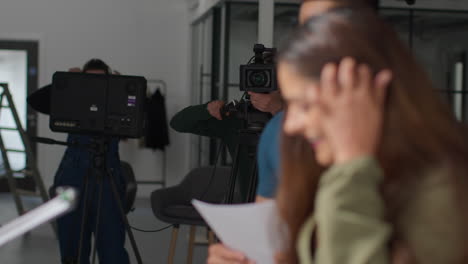 Director-De-Cine-Hablando-Con-Actores-Masculinos-Y-Femeninos-Sosteniendo-Guiones-Ensayando-Para-Filmar-Una-Película-O-Un-Video-En-El-Estudio-1